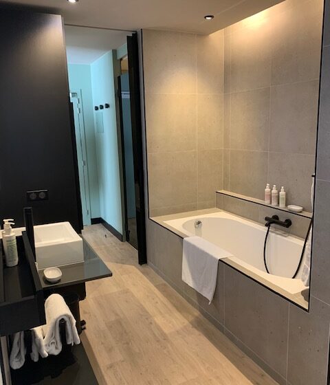 Salle de bain rénovée - Peinture Compiégnoise, Peinture, Ravalement de Façades et Revêtements