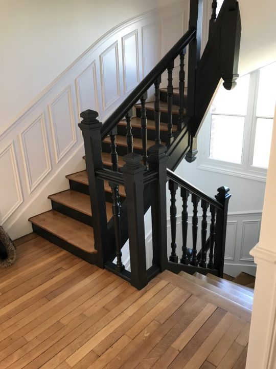 Escalier de maison après rénovation - Peinture Compiégnoise, Peinture, Ravalement de Façades et Revêtements